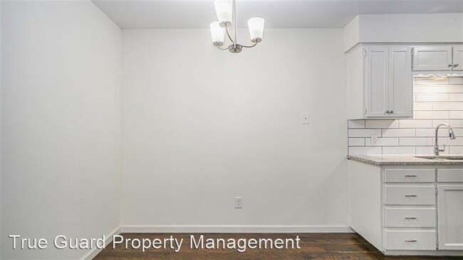 Building Photo - 2107 Mistletoe Ave