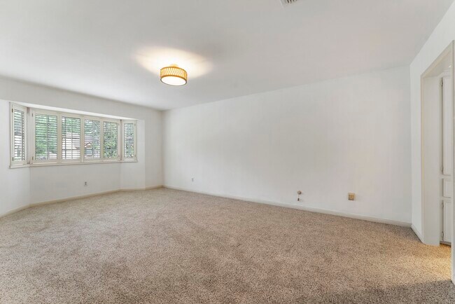 Building Photo - 13643 Glen Erica Dr