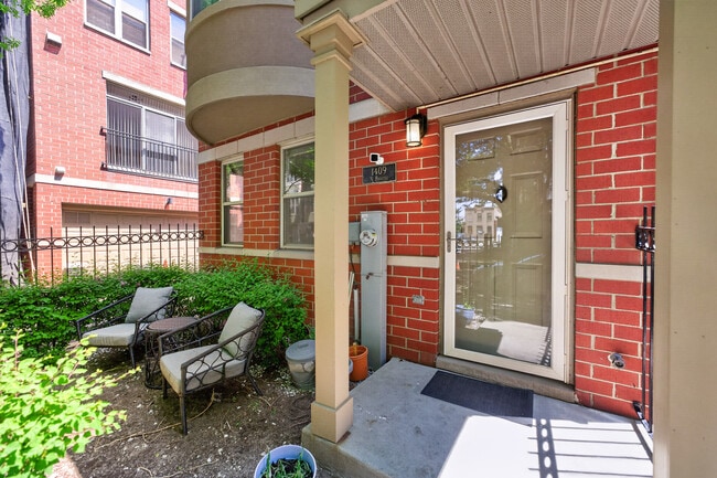Building Photo - 1409 N Burling St