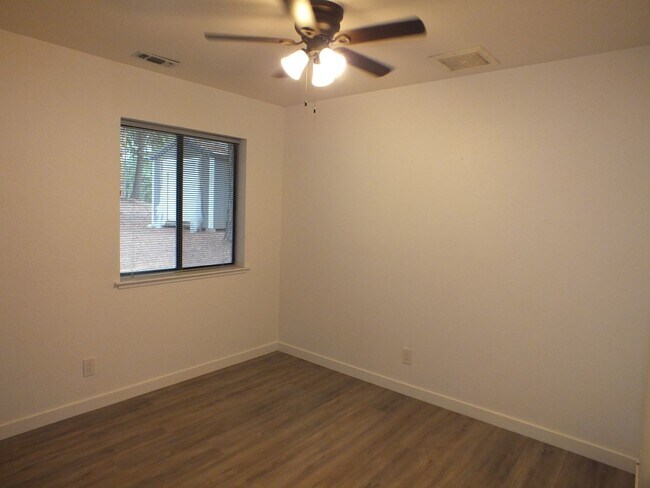 Building Photo - 5680 Azalea Cir