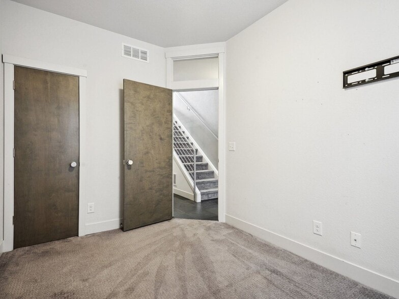 Building Photo - 1030 W 37th Ave