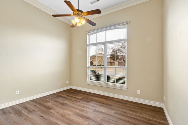 Building Photo - Wonderful home centrally located in Centerton with SOLAR - cut your electric bill down tremendously!