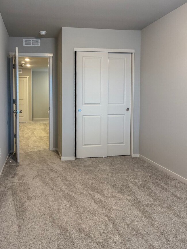 Building Photo - New Townhome 3 Bedroom Available now in Smith Creek Neighborhood