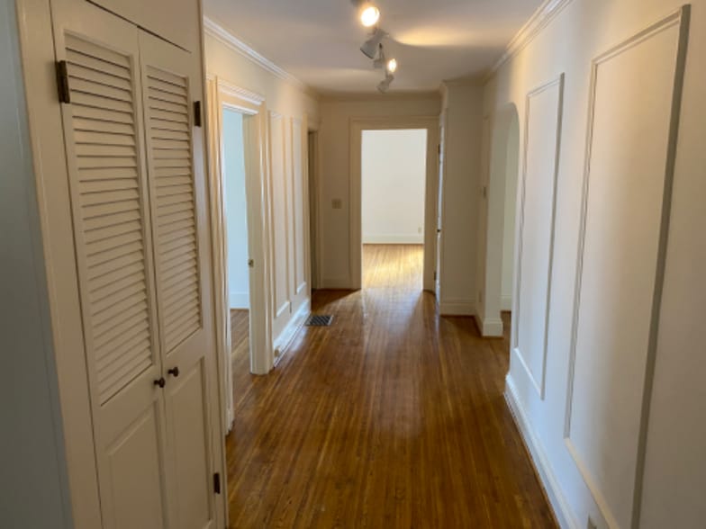 Building Photo - 1060 Park Ave