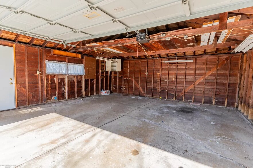 Building Photo - 25100 Marilyn Ave