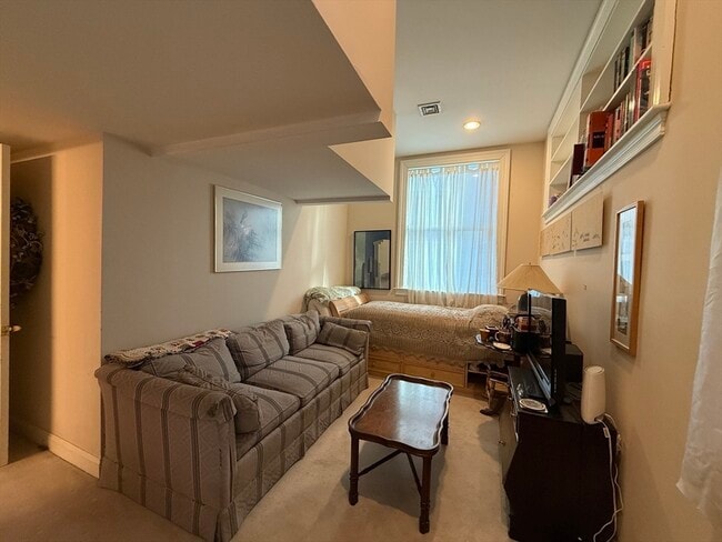 Building Photo - 132 Boylston St