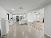 Building Photo - 1542 W 5th Pl