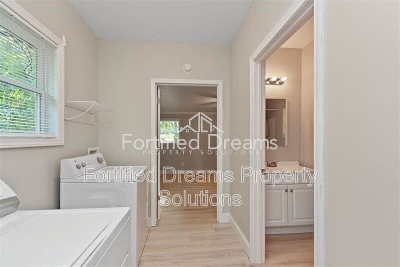 Building Photo - 712 Englewood St