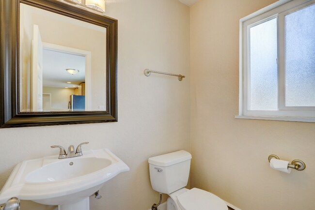 Building Photo - Spacious & Modern Home in Crestmoor Park!