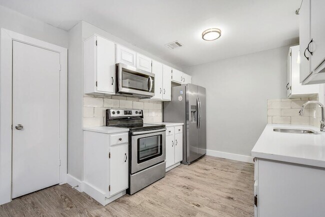 Building Photo - 6000 Softwood Dr