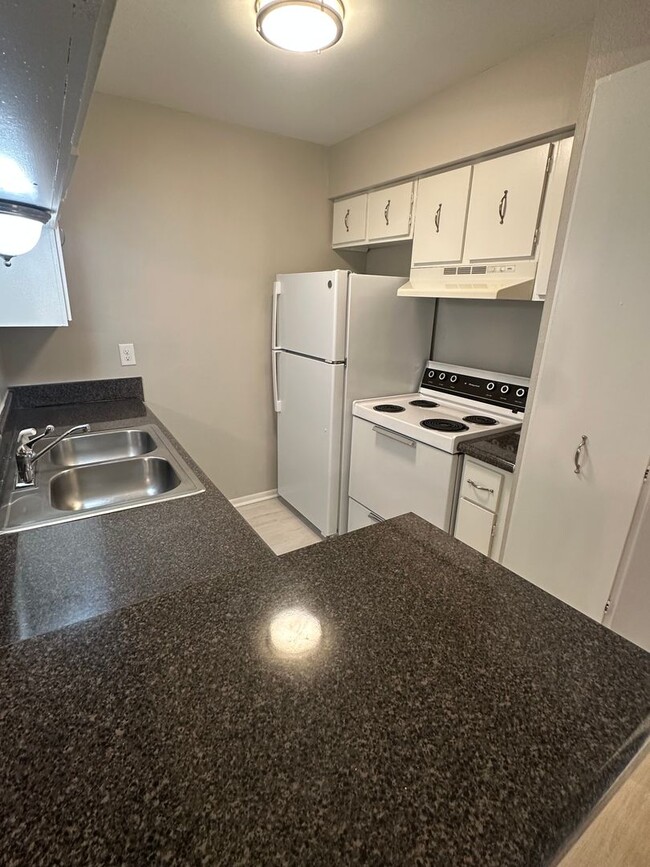 Building Photo - 6750 Quail Hollow Ct
