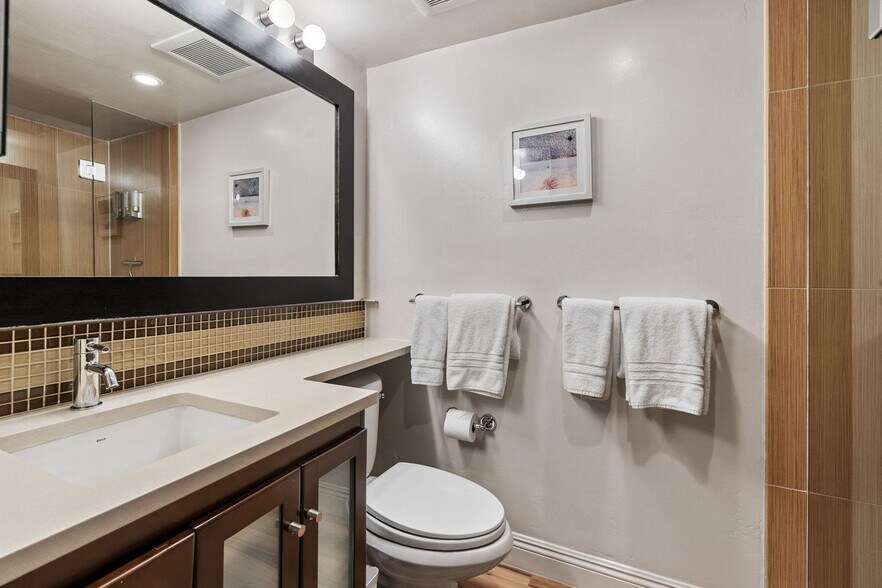 Building Photo - 1039 E Cooper Ave