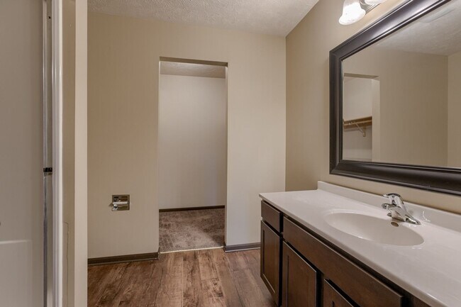 Building Photo - 2644-48 W Timberlake Dr