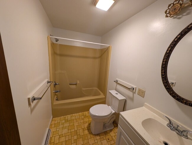 Building Photo - 2110-2110 Hollingsworth St