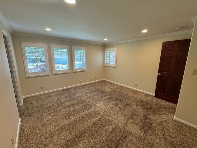 Building Photo - 255 Circle Dr