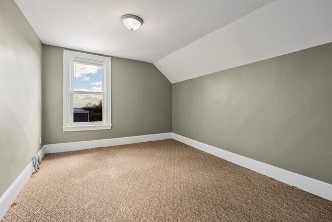 Building Photo - 904 Main St