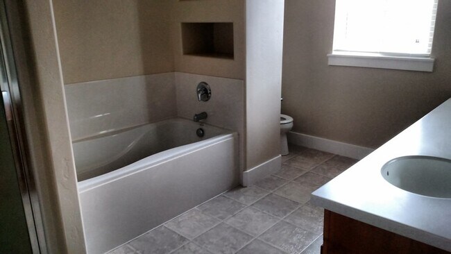 Building Photo - 2557 Garden Dr