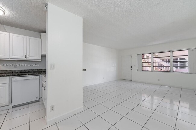 Building Photo - 1033 Twin Lakes Dr