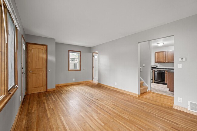 Building Photo - 1711 Rose Pl W