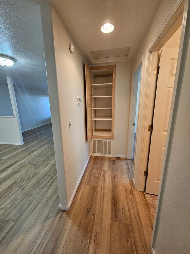 Building Photo - 1345