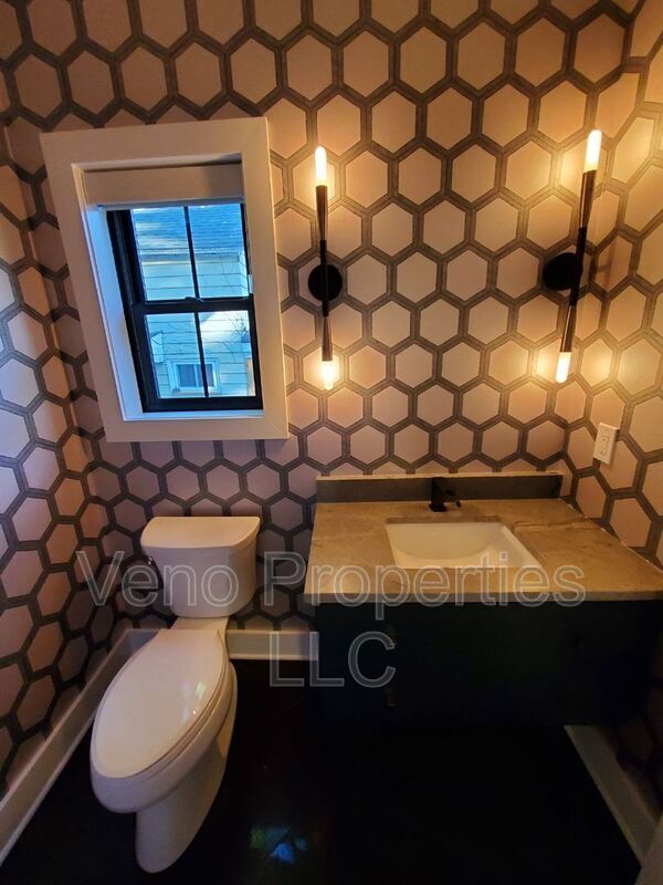Building Photo - 154 Elm St
