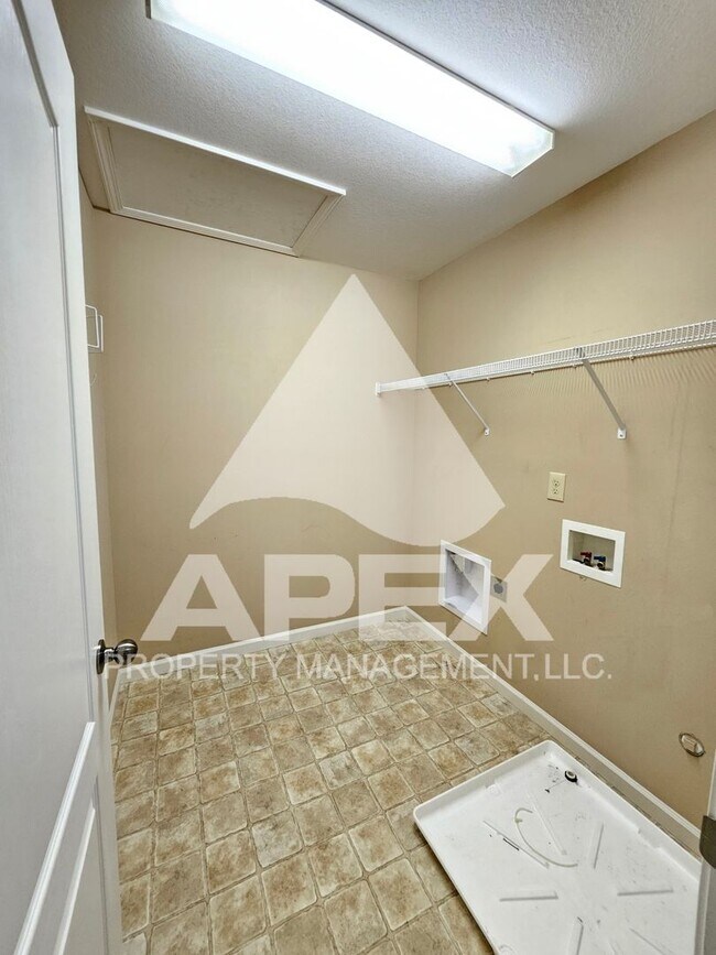 Building Photo - West Knoxville – Beautifully Upgraded - 3 ...