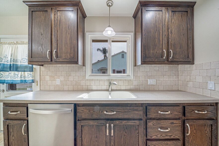 Building Photo - 549 N La Sena Ave