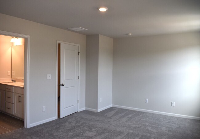 Building Photo - *PENDING!!*