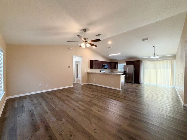 Building Photo - Desirable SE Neighborhood - 3/2/2 Silver Spring Shores **Available NOW**