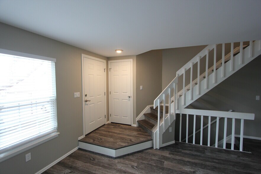 Front Door landing - 6026 Colony Cir