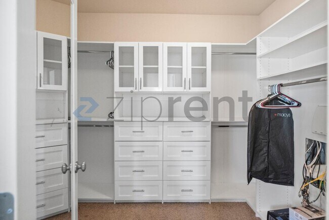 Building Photo - Unit