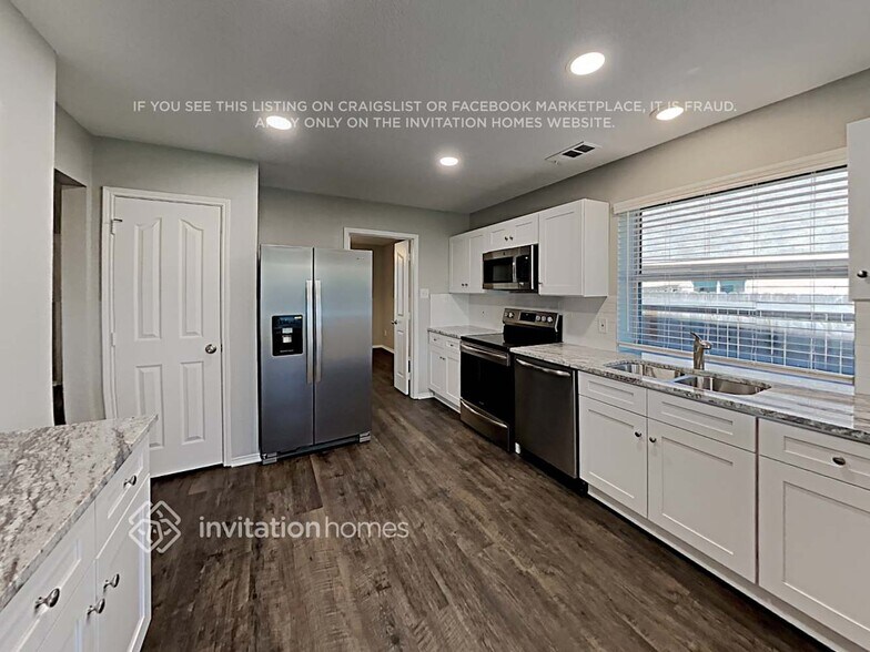 Building Photo - 824 Blue Heron Ln