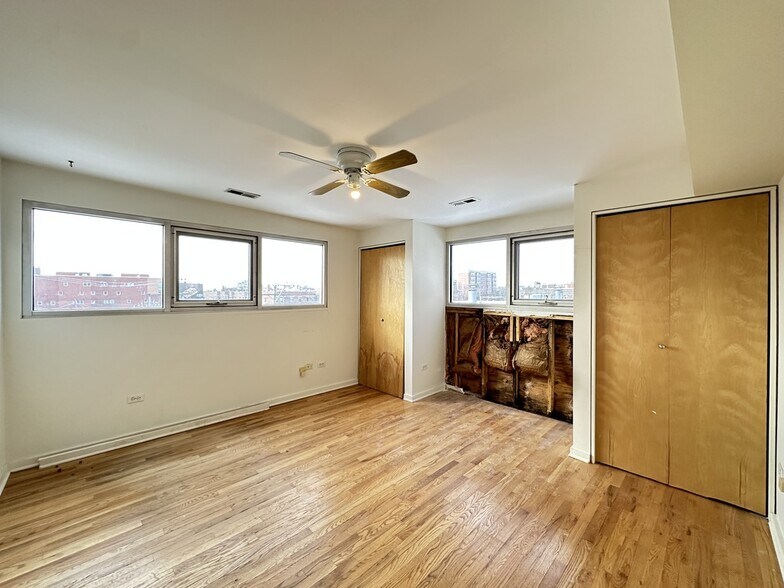 Building Photo - 933 W Irving Park Rd