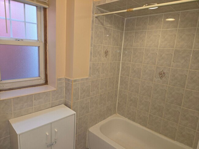 Building Photo - 227 6th Ave W