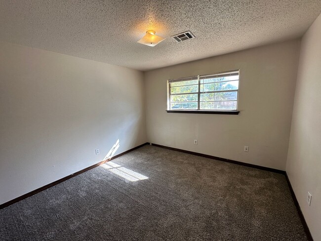 Building Photo - Beautiful duplex in Moore for rent!