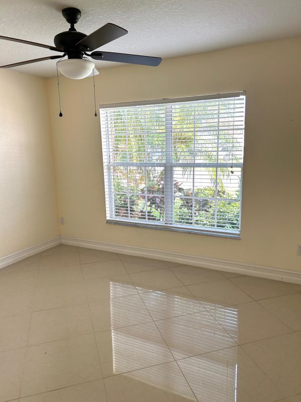 Building Photo - 2817 Maguire Dr