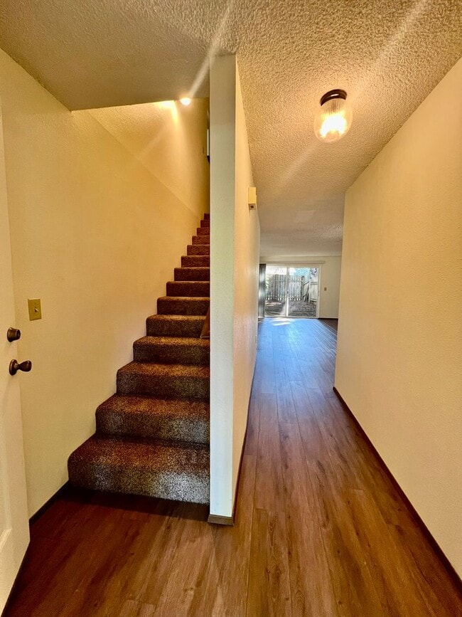 Building Photo - Newly Updated Duplex (Unit A) - Water incl...