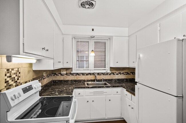 Building Photo - 2230 Central St