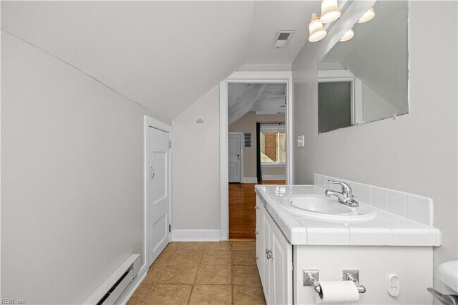 Building Photo - 3537 Buckingham St