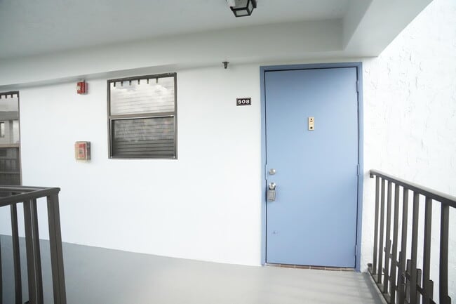 Building Photo - 4640 Lucerne Lakes Blvd W