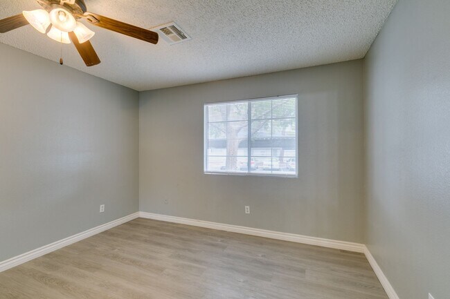 Building Photo - 2117 Willowbury Dr
