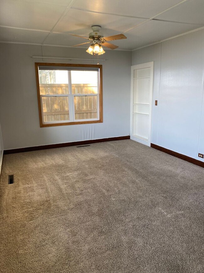 Building Photo - 2 BEDROOM LAKE HOUSE!