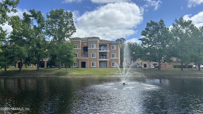 Building Photo - 610 Fairway Dr