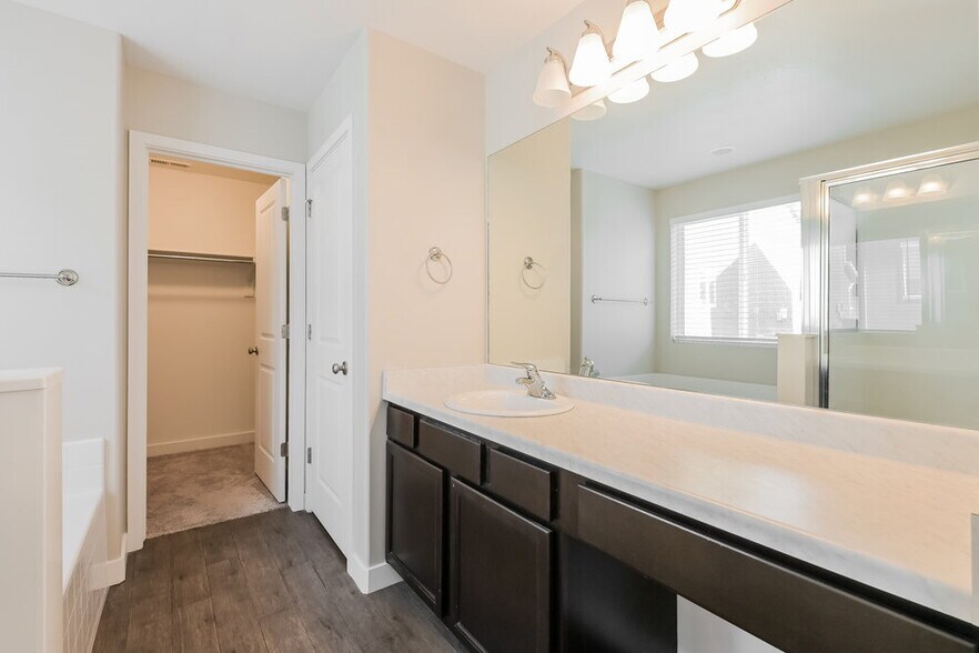Building Photo - 3036 S Red Pine Dr