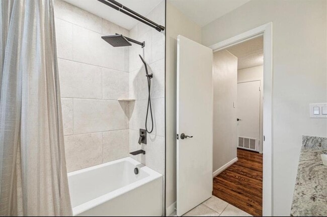 Building Photo - 9916 Westview Dr