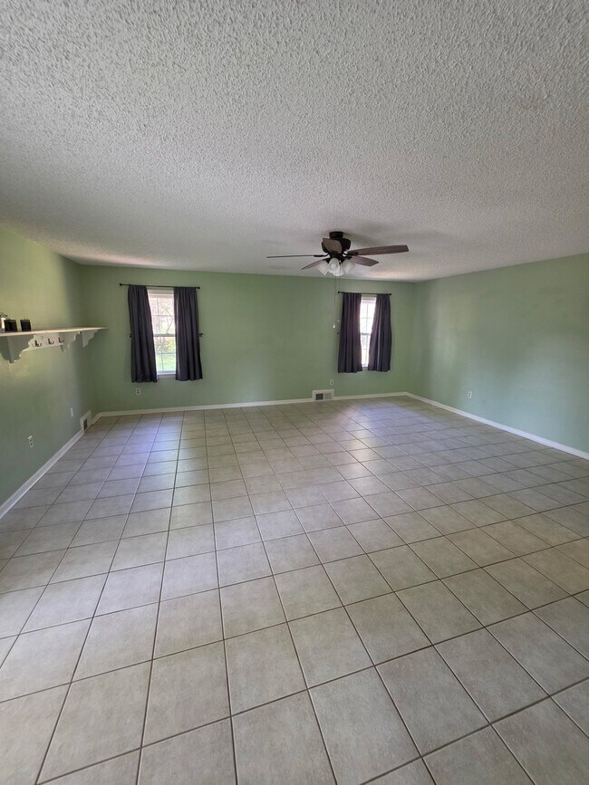 Building Photo - 4580 Shadowlawn Rd