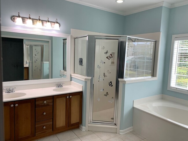 Building Photo - 4 bed 2 bath