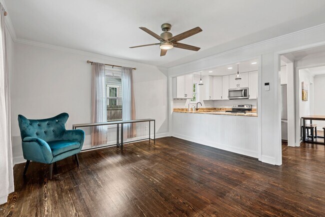 Building Photo - Cute 3 BR Bungalow with Backyard Oasis!