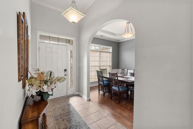 Building Photo - Gorgeous 3-bedroom, 2-bathroom ranch-style home