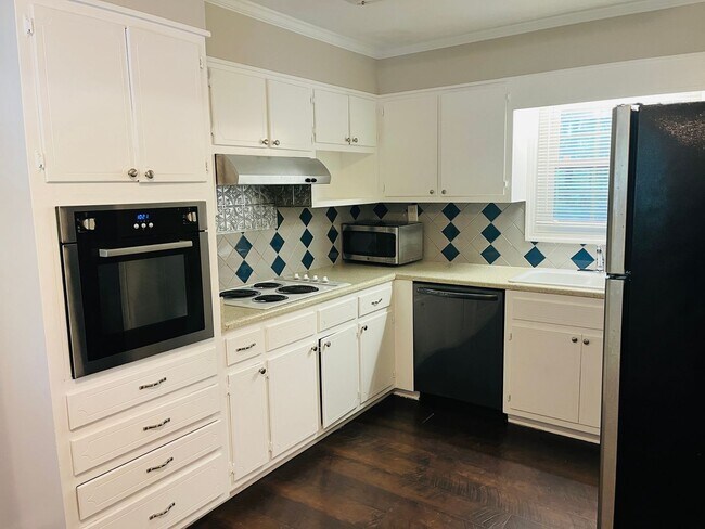 Building Photo - Cute cottage! 3 bed, 2 full bath, large bo...